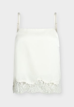 Caraco en satin blanc avec bretelles fines réglables et bordure en dentelle florale le long de l'ourlet sur un fond uni.