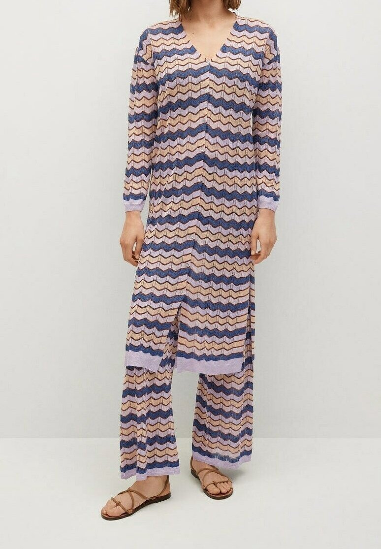 Ensemble léger à motifs en deux pièces en tissu doux. Présente des rayures en zigzag rose, lavande et marine. Col en V et manches longues.