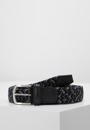 Ceinture en tissu tressé noire, grise et bleu marine avec des extrémités en cuir noir et une boucle rectangulaire en argent, présentée enroulée sur une surface blanche.