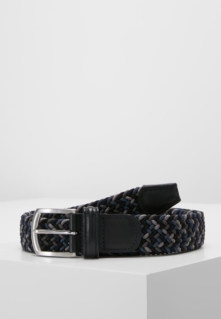Ceinture en tissu tressé noire, grise et bleu marine avec des extrémités en cuir noir et une boucle rectangulaire en argent, présentée enroulée sur une surface blanche.