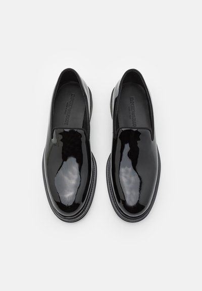 Schwarze Lackleder-Slipper mit glatter Oberfläche, runder Zehenpartie und kontrastierender schwarzer Laufsohle. Minimalistisches Design ohne zusätzliche Akzente.