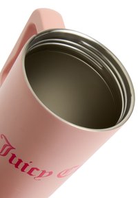 Tasse de voyage en acier inoxydable avec un extérieur lisse rose, un revêtement intérieur argenté et une poignée. Présente le texte "Juicy" en police gras rose.