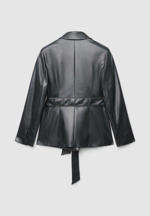 Giacca in pelle nera con un design su misura, caratterizzata da una cintura annodata, maniche lunghe e una trama liscia. Dettagli di cuciture visibili sul retro.