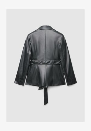 Schwarze Lederjacke mit maßgeschneidertem Design, versehen mit einem Bindegürtel, langen Ärmeln und glatter Textur. Sichtbare Nahtdetails auf der Rückseite.