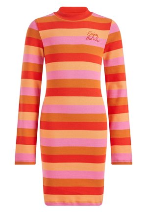 Geripptes, langärmeliges Kleid mit horizontalen Streifen in Orange, Pink und Beige, einem hohen Kragen und dem bestickten Schriftzug "Enjoy the now".