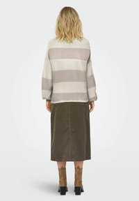 ONLY ONLATIA STRIPE - Strickpullover - braun