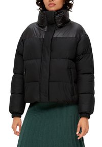Schwarze, kurz geschnittene Pufferjacke mit glänzender Oberfläche, hohem Kragen und horizontalem Steppmuster. Verfügt über seitliche Reißverschlusstaschen und elastische Bündchen.