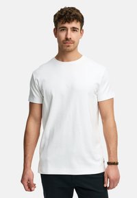 Weißes Baumwoll-T-Shirt mit kurzen Ärmeln und rundem Halsausschnitt. Es hat ein schlichtes Design ohne sichtbare Muster oder Akzente.