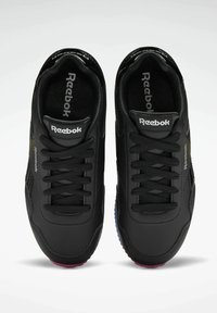 Paire de baskets Reebok noires avec lacets noirs, marque visible Reebok sur les languettes et les côtés, montrée vue de dessus sur fond blanc.
