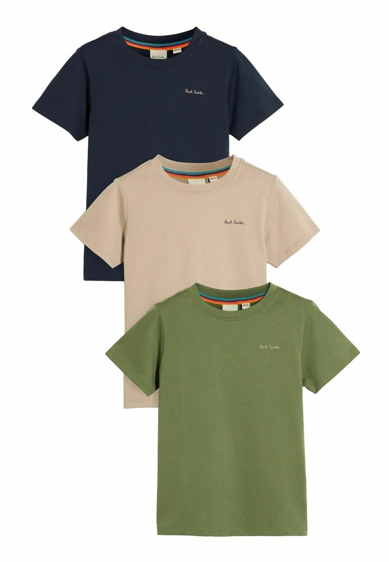 Tre kortärmade t-shirts i marinblått, beige och grönt bomull, med rund hals och diskret logo på bröstet.