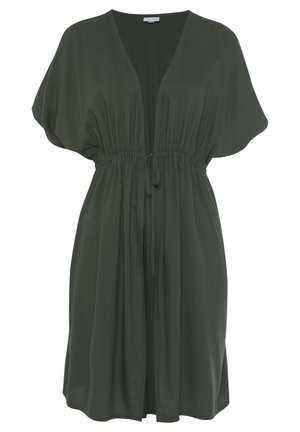 Vestito verde, fino al ginocchio, realizzato in tessuto leggero. Presenta una profonda scollatura a V, maniche corte a farfalla e una vita regolabile con coulisse.