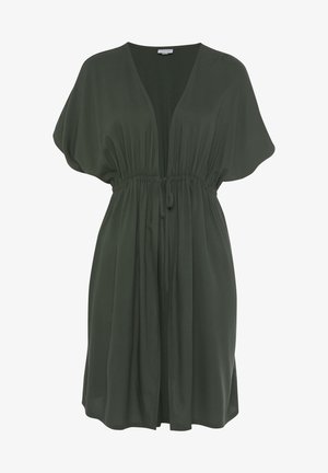 Robe verte, longueur genou, faite d'un tissu léger. Présente un décolleté en V profond, de courtes manches chauve-souris et une taille ajustable avec cordon.
