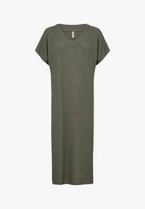 Olive rohelise värvi kudumivaba kleit V-dekolteega, lühikeste varrukatega ja mugava istuvusega. Sile tekstuur, põlvedeni ulatuv disain, ilma nähtavate mustrite või aktsentideta.