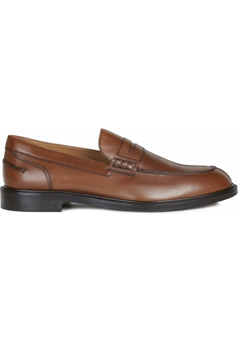 Brązowe skórzane męskie półbuty z przeszyciami, niskim czarnym obcasem i dekoracyjną taśmą na górze.