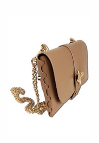 Sac à main en cuir beige avec rabat en forme de feston, bandoulière en chaîne dorée et détail brodé d'abeille. Design compact avec une texture lisse.