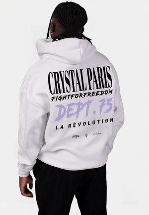 Witte hoodie met grote zwarte en paarse tekst op de achterkant, met ontwerpen van "CRYSTAL PARIS," "FIGHTFORFREEDOM," en "DEPT. 75."