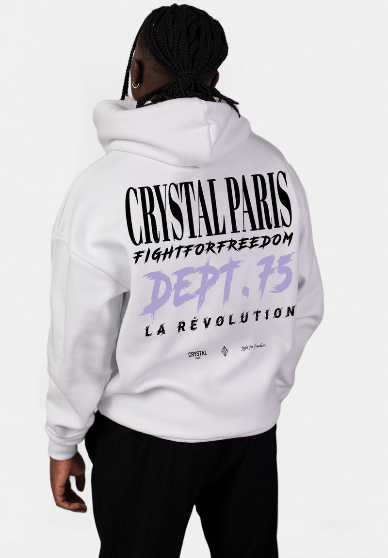 Bílá mikina s kapucí, na zadní straně s velkým černým a fialovým textem, obsahující designy "CRYSTAL PARIS", "FIGHTFORFREEDOM" a "DEPT. 75".