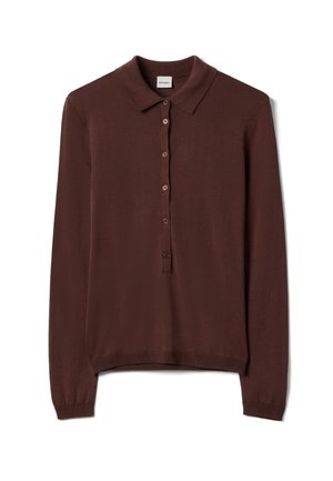 Bruine gebreide polo met lange mouwen, vijf knopen en een kraag, plat neergelegd op een witte achtergrond.