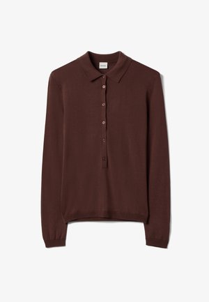 Braunes, langärmliges Strick-Poloshirt mit fünf Knöpfen und Kragen, flach auf einem weißen Hintergrund liegend.