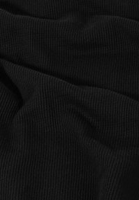 Tessuto a coste nero, caratterizzato da una sottile texture e una qualità morbida e elastica, adatto per vari utilizzi come abbigliamento o tappezzeria.