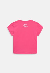 Růžové tričko s krátkým rukávem a kulatým výstřihem. Na zadní straně je potisk "Love Juicy" v bílém gotickém písmu. Vyrobeno z měkké bavlny.
