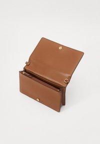 Bruine leren portefeuille met een gladde binnenkant, gouden hardware en een ritsvak. Voorzien van een drukknoopsluiting en een compact ontwerp.