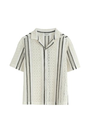 Chemise blanche courte à manches en crochet avec motif rayé noir vertical et col ouvert, boutonnée devant, marque FRILLVIM.