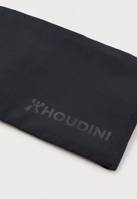 Czarna torba w kształcie tuby z subtelnym logo "HOUDINI" drukowanym ciemnoszarym kolorem przy krawędzi na jasnym tle.