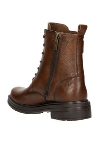 Bottes chelsea en cuir marron avec une finition texturée, dotées d'une fermeture éclair sur le côté, d'un laçage à l'avant et d'une semelle épaisse pour plus de stabilité.