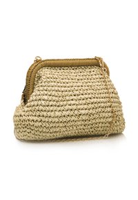 Sac à main en paille tissée de couleur beige avec des bords en cuir marron lisse et une chaîne dorée. Forme arrondie avec une fermeture éclair.