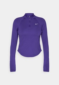 Lilla langermet treningsgenser med høy hals og halv glidelås. Har en cropped søm og hvit Nike-logo på brystet. De stretchy materialene.