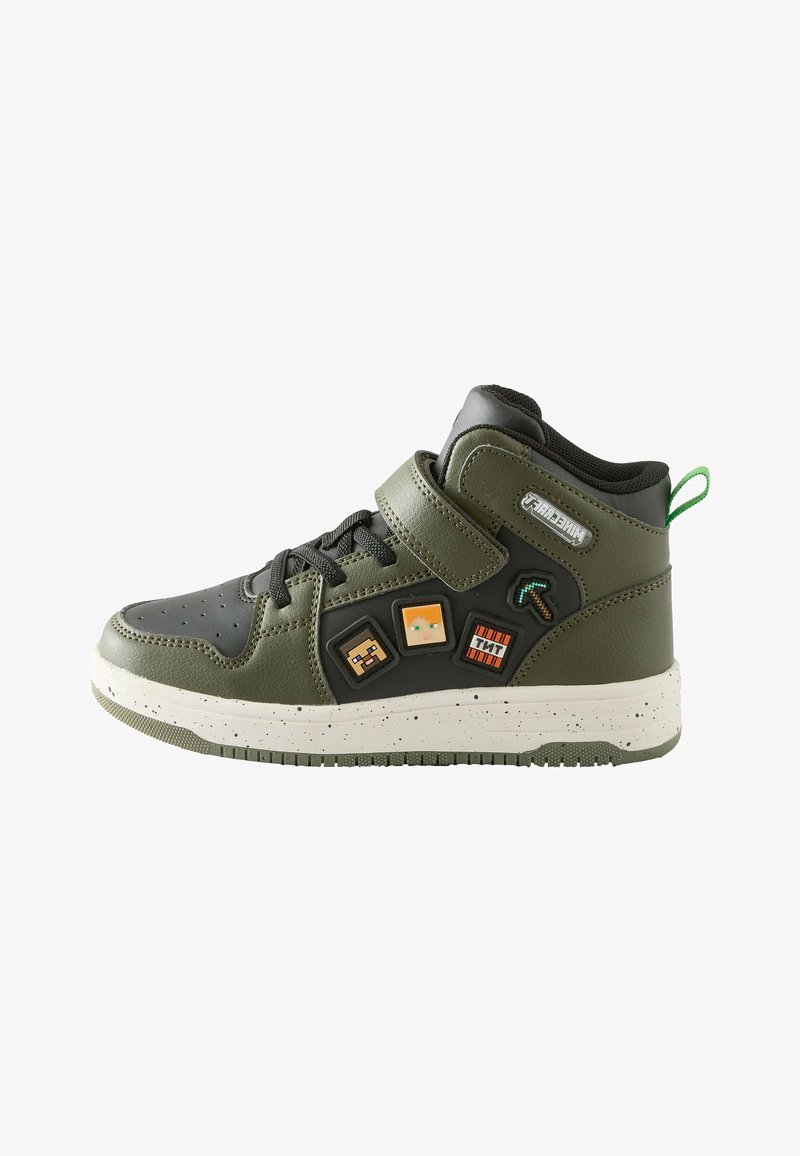 Baskets montantes en cuir synthétique vert olive avec accents noirs. Dotées d'une fermeture à scratch, d'une semelle texturée et de patchs décoratifs en art pixelisé.