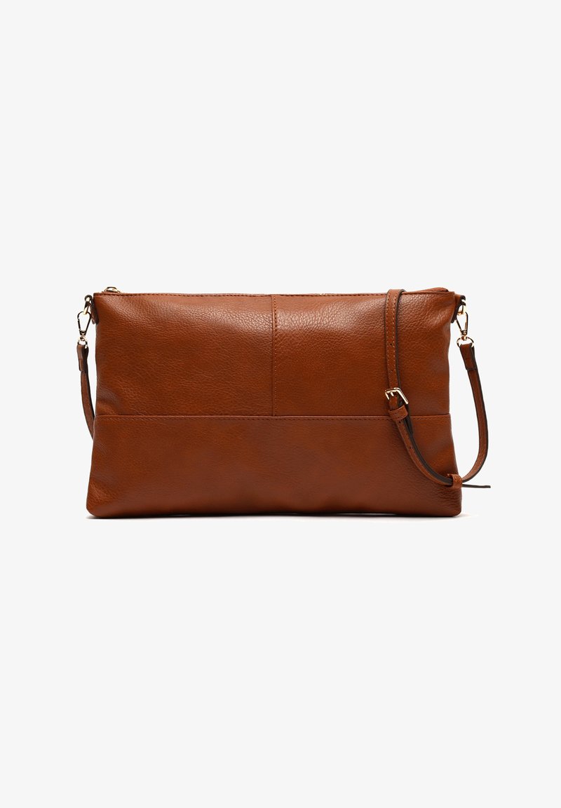 Pochette en cuir marron avec une texture lisse, fermeture éclair et une bandoulière amovible. Présente une forme rectangulaire simple avec des détails de couture.
