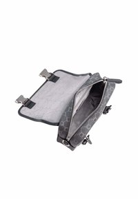 Sac à main gris avec un motif texturé, fermeture éclair et compartiments intérieurs. Il dispose de quincaillerie en argent et d'une doublure en tissu doux.