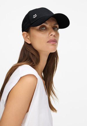 Fekete sapka ívelt karimával és egy kis ezüst logóval az elején. Az anyag simának tűnik, díszítmények nélkül.