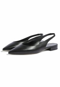 Ballerine slingback nere in pelle con punta affilata, tacco piatto e lati aperti. Texture liscia e design minimalista.
