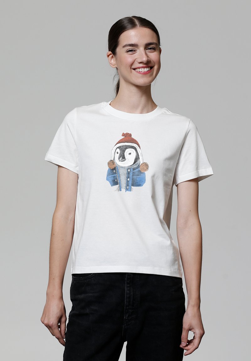 Witte katoenen t-shirt met een afbeelding van een pinguïn in een blauwe jas en een rode hoed met pompons. Korte mouwen, ronde hals.