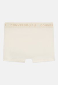 Bež pamučne bokserice s mekom teksturom, s laganim bež elastičnim pojasom na kojem je ispisano "CONVERSE".