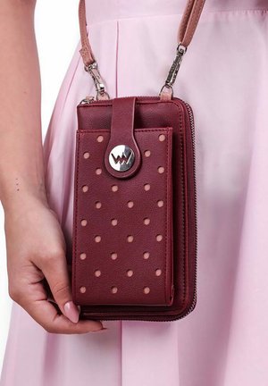 Burgundská kožená kabelka s tečkovanou texturou, zapínání na zip a akcentem v podobě knoflíku, s odnímatelným popruhem.