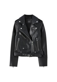 Giacca da moto in pelle nera con accessori in metallo argentato, zip asimmetrica e molteplici tasche con zip. Presenta una vita con cintura e colletto a scatto.