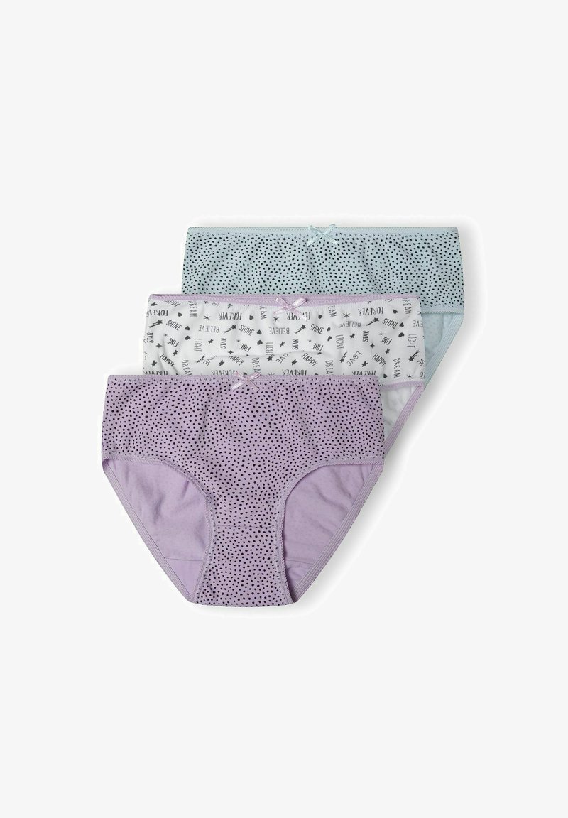 Tre paia di mutandine da donna in diverse tonalità pastello: viola chiaro con pois, bianco con motivi testuali e azzurro pallido con pois.