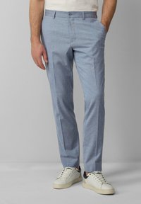 Helles blaues, gemustertes Slim-Fit-Hose mit flachem Bund, Seitentaschen und Knopfverschluss. Kombiniert mit weißen Sneakers.