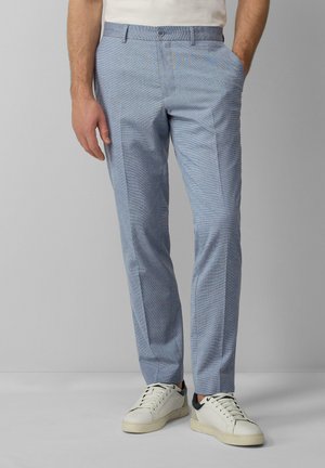 Helles blaues, gemustertes Slim-Fit-Hose mit flachem Bund, Seitentaschen und Knopfverschluss. Kombiniert mit weißen Sneakers.
