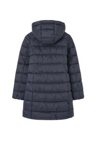 Puchowa kurtka w ciemnym granacie z kapturem, posiadająca pikowane sekcje, długie rękawy i długość do kolan. Gładka tekstura i miękkie wykończenie.