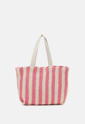 Sac cabas rayé avec un motif tricoté vertical alternant rose et beige et de larges anses en tissu beige sur un fond uni.