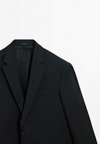 Zwarte colbert van gladde stof met een enkel-geknoopte stijl, notched revers en een borstzak. Geen zichtbare hardware of patronen.