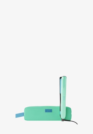 Un lisseur à cheveux vert menthe debout à côté d'une housse de transport rectangulaire assortie avec une tirette de fermeture éclair bleue et une étiquette.