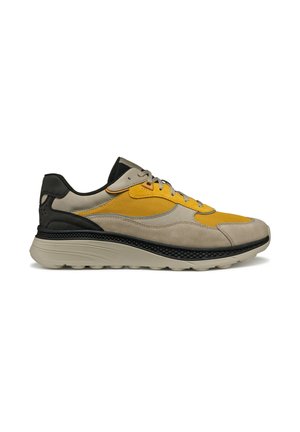 Sneakers z szaro-żółtą teksturowaną cholewką z zamszu, czarnymi akcentami i grubą beżową podeszwą. Posiadają panele z siateczki i sznurowanie.