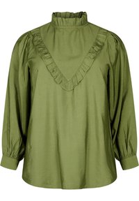 Olivgrön blus med långa ärmar och hög volangkrage samt V-formad volangdetalj på framsidan, med puffärmar och knappade manschetter.