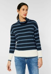 Marineblau und hellblau gestreiftes Langarmoberteil mit einem Schalkragen, aus weichem Stoff gefertigt. Es hat einen kontrastierenden, hellcremefarbigen unteren Saum.